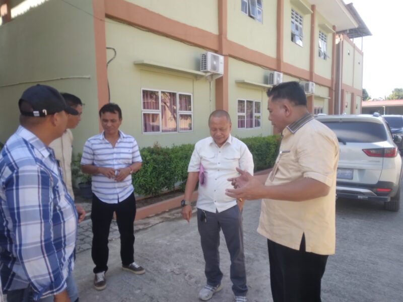 Anggota DPRD Kota Batam Tumbur Hutasoit saat menyerahkan berkas pendaftaran siswa yang tidak tertampung lewat sistem di SMKN 5 dan beberapa sekolah di Batuaji dan Sagulung, Rabu (26/6/2024). Matapedia6.com/ Luci