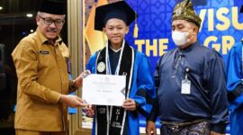 Jefridin memberikan cindera mata ke santri. Foto:Dok/Diskominfo Batam