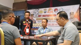 Kapolda Kepri Irjen Pol Yan Fitri Halimansyah saat bertanding menghadapi lawan di Turnamen Domino Kapolda Kepri Cup 2024 di Dreg's Cafe & Resto Mega Legenda, Sabtu (1/6/2024). Matapedia6.com/Dok Humas Polda