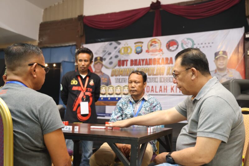 Kapolda Kepri Irjen Pol Yan Fitri Halimansyah saat bertanding menghadapi lawan di Turnamen Domino Kapolda Kepri Cup 2024 di Dreg's Cafe & Resto Mega Legenda, Sabtu (1/6/2024). Matapedia6.com/Dok Humas Polda