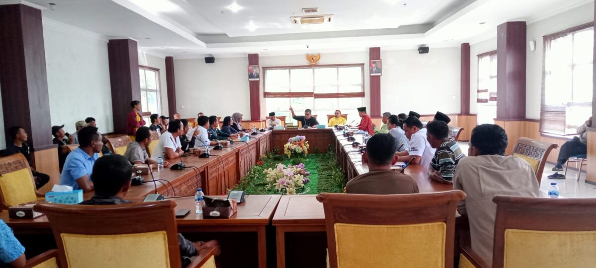 Ketua komisi IV DPRD Kota Batam Mustofa memimpin Rapat Dengar Pendapat kasus pemutusan hubungan kerja terhadap karyawan Pt Indo Tirta Suaka Pulau bulan di Ruang Rapat Lantai II Komisi IV DPRD Batam, Jumat (31/5/2024) lalu. Matapedia6.com/Luci