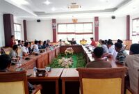 Ketua komisi IV DPRD Kota Batam Mustofa memimpin Rapat Dengar Pendapat kasus pemutusan hubungan kerja terhadap karyawan Pt Indo Tirta Suaka Pulau bulan di Ruang Rapat Lantai II Komisi IV DPRD Batam, Jumat (31/5/2024) lalu. Matapedia6.com/Luci