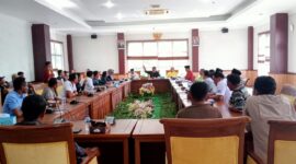 Ketua komisi IV DPRD Kota Batam Mustofa memimpin Rapat Dengar Pendapat kasus pemutusan hubungan kerja terhadap karyawan Pt Indo Tirta Suaka Pulau bulan di Ruang Rapat Lantai II Komisi IV DPRD Batam, Jumat (31/5/2024) lalu. Matapedia6.com/Luci