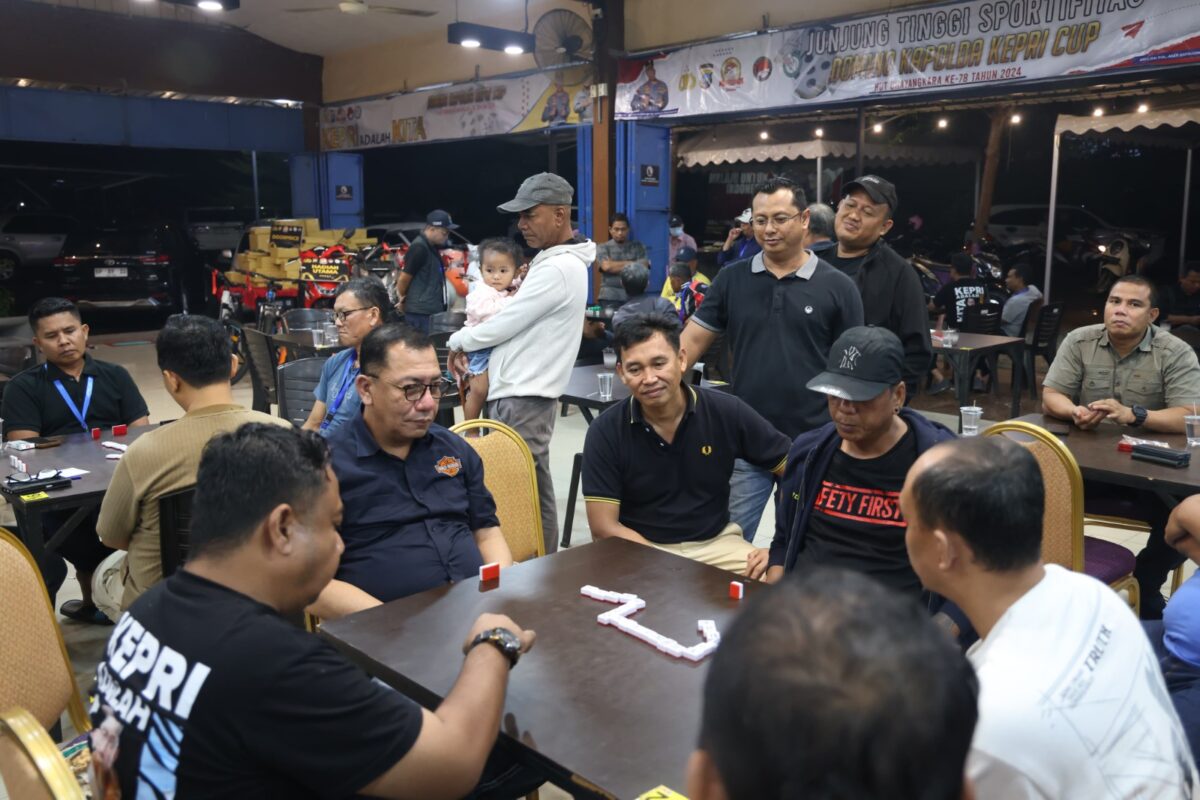 Tim Kepri 1 Kapolda Kepri Irjen Pol Yan Fitri Halimansyah saat bertanding dimeja turnamen domino Kapolda Cup 2024, Minggu (2/6/2024). Matapedia6.com/ Dok Humas Polda