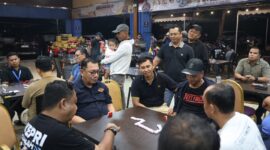 Tim Kepri 1 Kapolda Kepri Irjen Pol Yan Fitri Halimansyah saat bertanding dimeja turnamen domino Kapolda Cup 2024, Minggu (2/6/2024). Matapedia6.com/ Dok Humas Polda