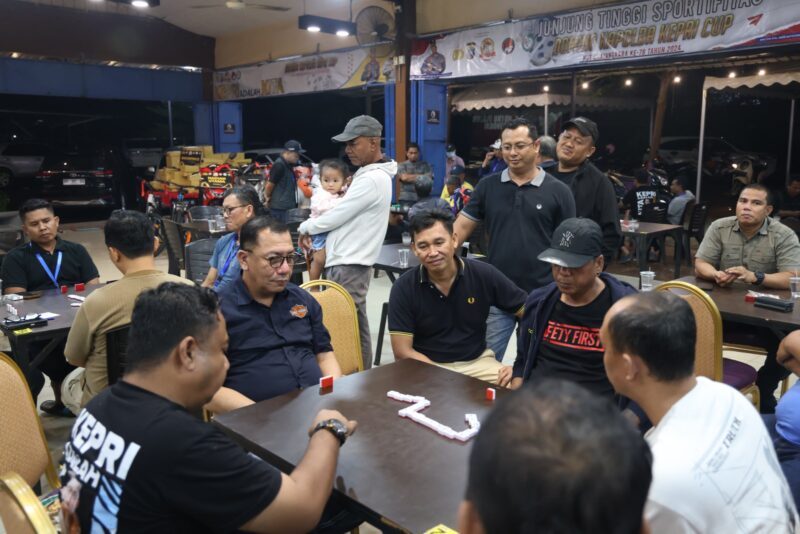 Tim Kepri 1 Kapolda Kepri Irjen Pol Yan Fitri Halimansyah saat bertanding dimeja turnamen domino Kapolda Cup 2024, Minggu (2/6/2024). Matapedia6.com/ Dok Humas Polda