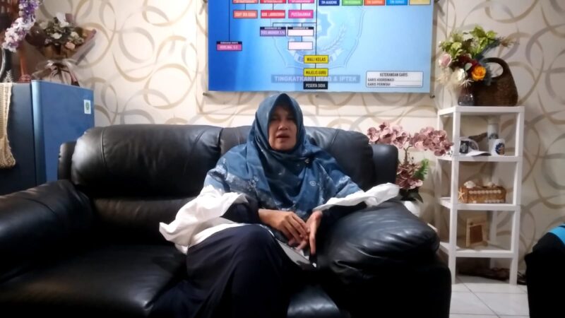 Kepala sekolah Mandrasah Aliyah Negeri (MAN) 1 Kota Batam Khairina. Matapedia6.com/ Luci