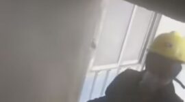 Pekerja di dalam ruangan packing semen Solusi Bangun Andalas di daerah Batuampar Kota Batam, mesin penyedot debu rusak, ruang kerja dipenuhi debu tebal. Matapedia6.com/ Istimewa