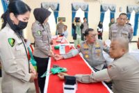 Kapolda Kepri Irjen Pol Yan Fitri Halimansyah saat melakukan pengecekan kesehatan sebelum menjalani donor darah di Polda Kepri, Selasa (4/6/2024). Matapedia6.com/Dok. Humas Polda