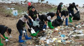 Petugas bersama komunitas membersihkan lingkungan di Pantai Tanjung Uma, Rabu (5/6/2024). Foto:PLN Batam