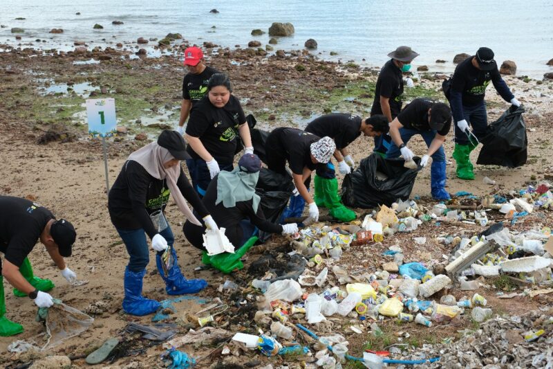 Petugas bersama komunitas membersihkan lingkungan di Pantai Tanjung Uma, Rabu (5/6/2024). Foto:PLN Batam