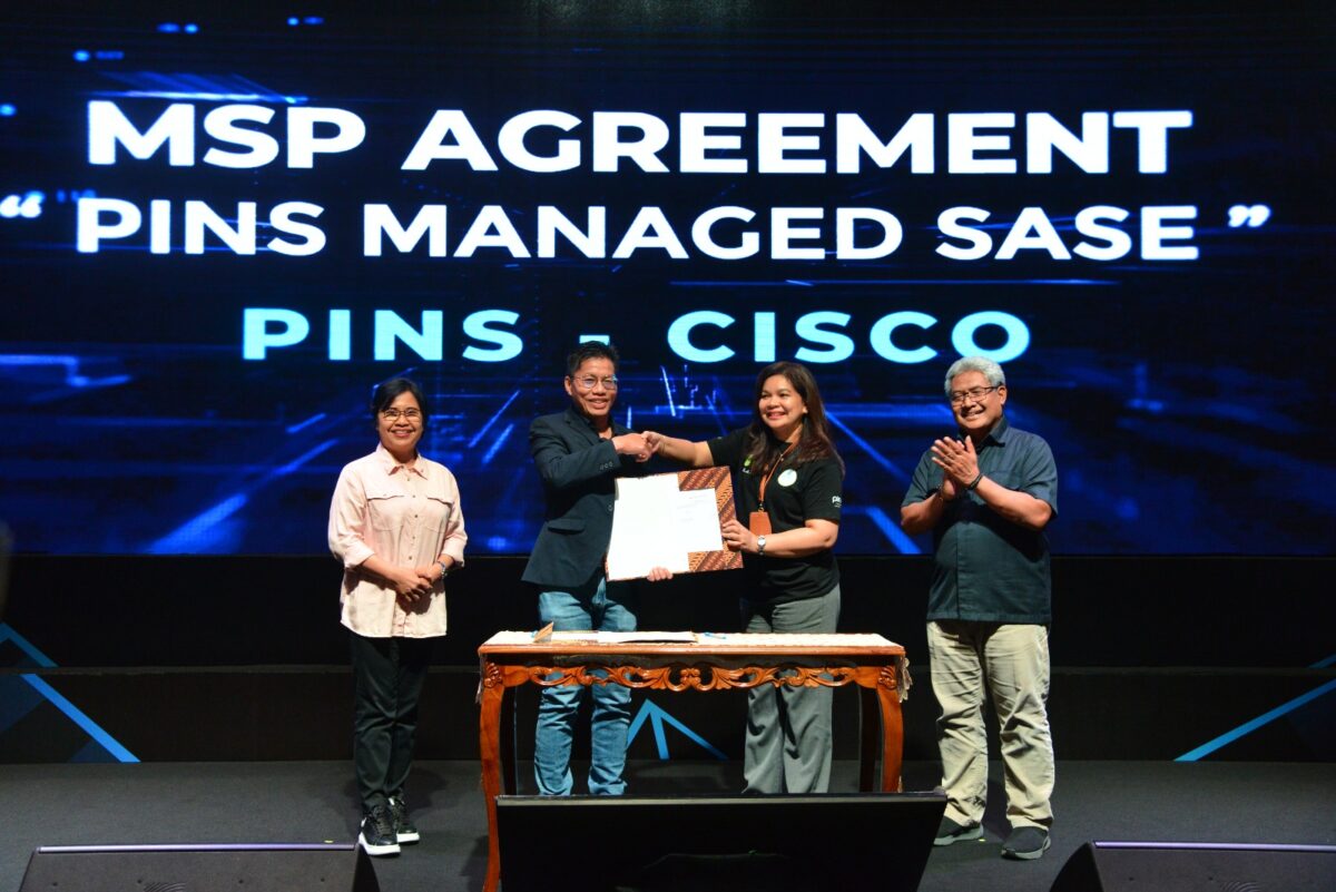 Direktur Enterprise & Business Service Telkom Indonesia FM Venusiana R. (paling kiri), Direktur Network & IT Solution Telkom Indonesia Herlan Wijanarko (paling kanan), President Director PINS Indonesia Roberto Surya Negara (kedua dari kiri) dan Managing Director Cisco Indonesia Marina Kacaribu (kedua dari kanan) saat peluncuran produk terbaru PINS Managed SASE di Jakarta, Selasa (4/6). Foto:Telkom