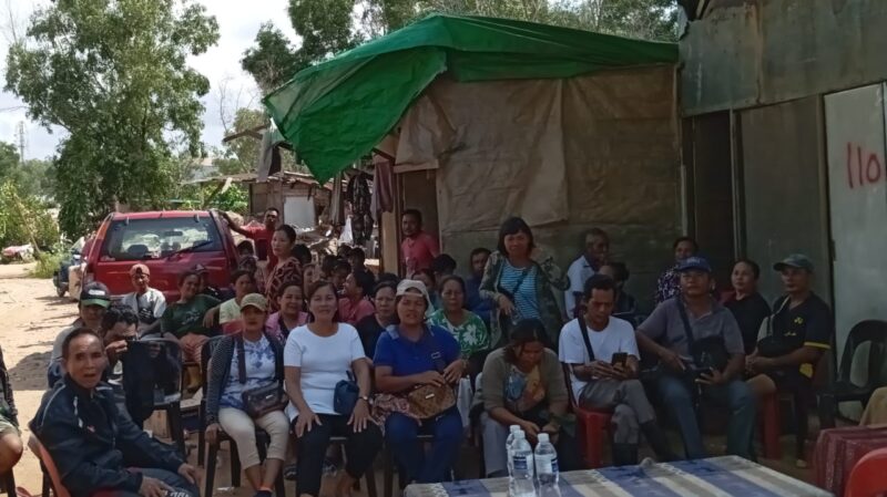 Puluhan warga di Kampung Dragon Kabil yang terdampak rencana penggusuran oleh pihak Pertamina yang belum mendapat ganti rugi atas rumah dan kandang ternak mereka, Kamis (7/6/2024) Matapedia6.com/ Luci.