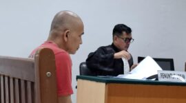 Terdakwa pembunuhan mantan direktur RSUD Padang Sidempuan Ahmad Yuda Siregar, saat mendengarkan vonis hukuman di PN Batam, Kamis (6/6/2024) Matapedia6.com/Luci