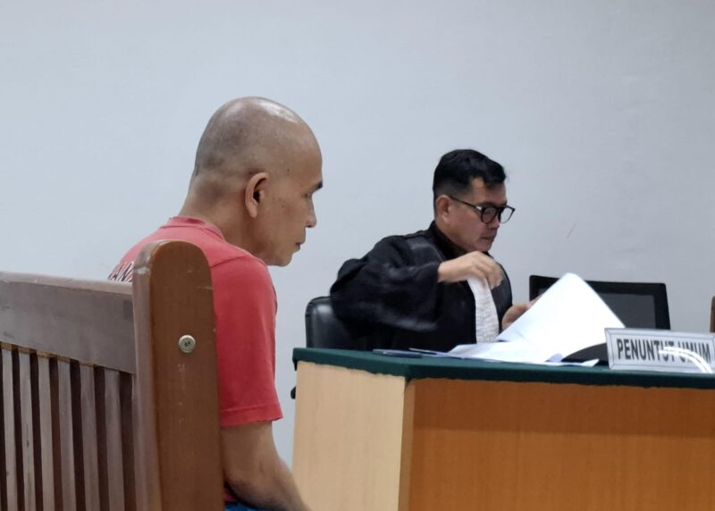 Terdakwa pembunuhan mantan direktur RSUD Padang Sidempuan Ahmad Yuda Siregar, saat mendengarkan vonis hukuman di PN Batam, Kamis (6/6/2024) Matapedia6.com/Luci