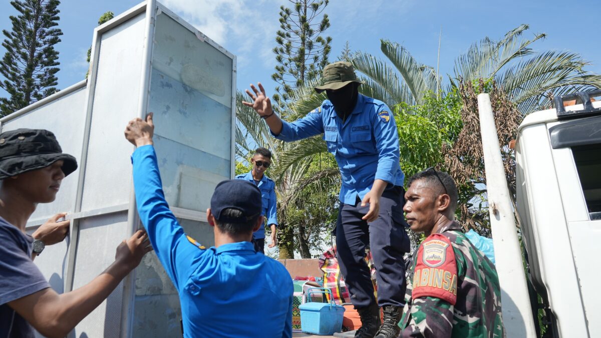 Petugas tengah evakuasi barang-barang Rempang Galang. Foto:Dok/Humas BP Batam