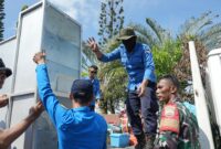 Petugas tengah evakuasi barang-barang Rempang Galang. Foto:Dok/Humas BP Batam