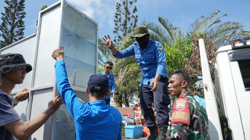 Petugas tengah evakuasi barang-barang Rempang Galang. Foto:Dok/Humas BP Batam