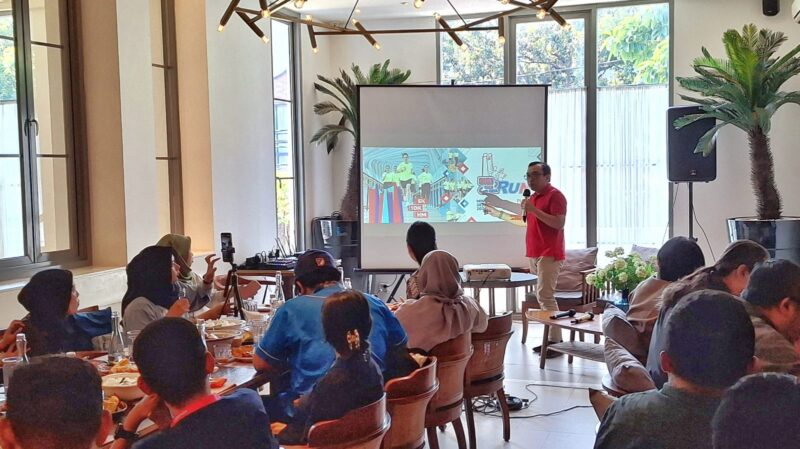 VP Corporate Communication Telkom, Andri Herawan Sasoko memberikan pemaparan terkait pergelaran perdana Digiland Run 2024 sebagai bagian dari perayaan HUT Telkom ke-59 yang siap digelar di akhir bulan Juli 2024. Foto:Telkom