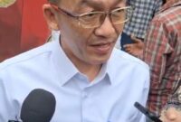 Mantan Pj Wali Kota Tanjungpinang Hasan, saat memberikan keterangan kepada awak media sebelum memasuki ruang pemeriksaan di Polres Bintan, Jumat (7/6/2024). Matapedia6.com/ Luci