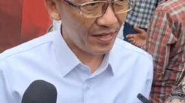 Mantan Pj Wali Kota Tanjungpinang Hasan, saat memberikan keterangan kepada awak media sebelum memasuki ruang pemeriksaan di Polres Bintan, Jumat (7/6/2024). Matapedia6.com/ Luci