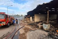 Petugas tengah proses pendinginan kios seken, Sabtu (8/6/2024).