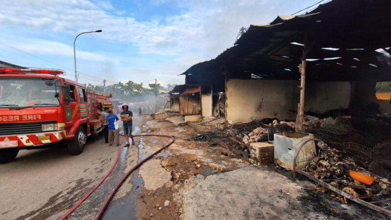 Petugas tengah proses pendinginan kios seken, Sabtu (8/6/2024).