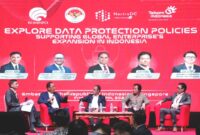 Dirjen Aptika Kemenkominfo Semuel Abrijani Pangerapan (dua dari kiri) dan Direktur Group Business Development Telkom Honesti Basyir (tengah) saat menjadi panelis dalam sesi diskusi panel yang digelar NeutraDC bersama KBRI Singapura bertajuk “Explore Data Protection Policies Supporting Global Enterprise’s Expansion in Indonesia” di KBRI Singapura, Jumat (7/6). Foto:Telkom