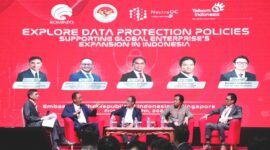 Dirjen Aptika Kemenkominfo Semuel Abrijani Pangerapan (dua dari kiri) dan Direktur Group Business Development Telkom Honesti Basyir (tengah) saat menjadi panelis dalam sesi diskusi panel yang digelar NeutraDC bersama KBRI Singapura bertajuk “Explore Data Protection Policies Supporting Global Enterprise’s Expansion in Indonesia” di KBRI Singapura, Jumat (7/6). Foto:Telkom