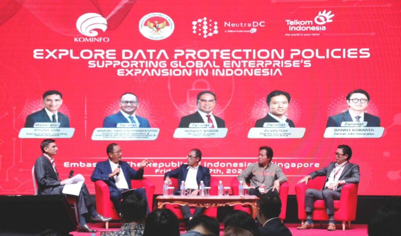 Dirjen Aptika Kemenkominfo Semuel Abrijani Pangerapan (dua dari kiri) dan Direktur Group Business Development Telkom Honesti Basyir (tengah) saat menjadi panelis dalam sesi diskusi panel yang digelar NeutraDC bersama KBRI Singapura bertajuk “Explore Data Protection Policies Supporting Global Enterprise’s Expansion in Indonesia” di KBRI Singapura, Jumat (7/6). Foto:Telkom