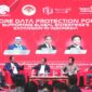 Dirjen Aptika Kemenkominfo Semuel Abrijani Pangerapan (dua dari kiri) dan Direktur Group Business Development Telkom Honesti Basyir (tengah) saat menjadi panelis dalam sesi diskusi panel yang digelar NeutraDC bersama KBRI Singapura bertajuk “Explore Data Protection Policies Supporting Global Enterprise’s Expansion in Indonesia” di KBRI Singapura, Jumat (7/6). Foto:Telkom