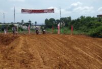 Peserta lomba motocross Kapolda Cup 2024 unjuk kebolehan di lintasan yang ada di Mega Legenda, Kota Batam, sebelum memulai balapan, Sabtu (8/6/2024) Matapedia6.com/ Luci