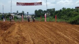 Peserta lomba motocross Kapolda Cup 2024 unjuk kebolehan di lintasan yang ada di Mega Legenda, Kota Batam, sebelum memulai balapan, Sabtu (8/6/2024) Matapedia6.com/ Luci