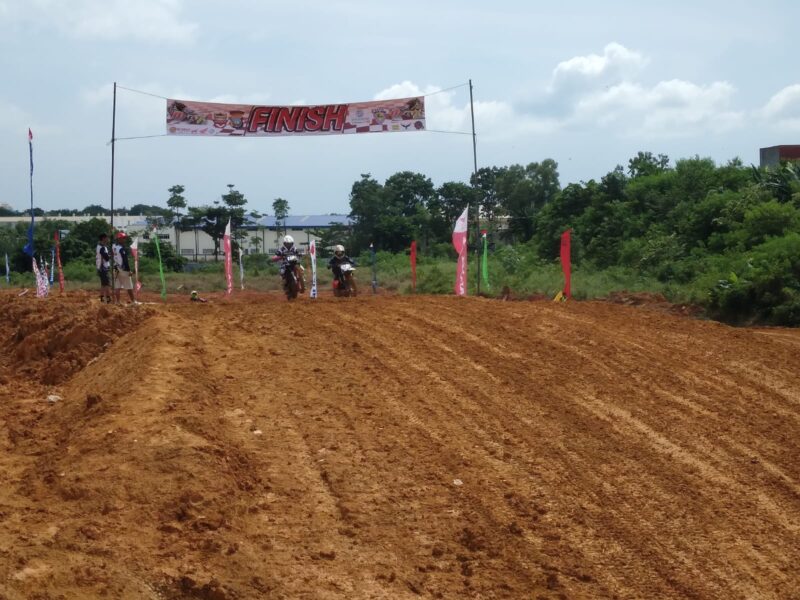 Peserta lomba motocross Kapolda Cup 2024 unjuk kebolehan di lintasan yang ada di Mega Legenda, Kota Batam, sebelum memulai balapan, Sabtu (8/6/2024) Matapedia6.com/ Luci
