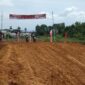 Peserta lomba motocross Kapolda Cup 2024 unjuk kebolehan di lintasan yang ada di Mega Legenda, Kota Batam, sebelum memulai balapan, Sabtu (8/6/2024) Matapedia6.com/ Luci