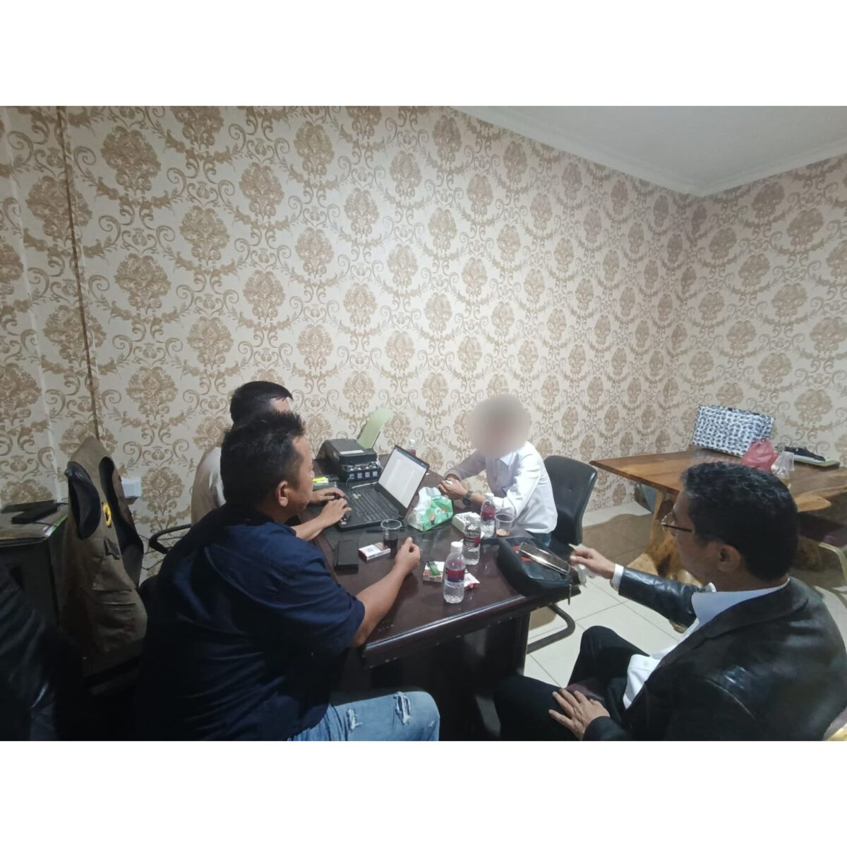 Mantan penjabat Wali Kota Tanjungpinang Hasan, saat berada di ruang penyidik didampingi pengacaranya, Jumat (7/6/2024). Matapedia6.com/ Dok Polres Bintan