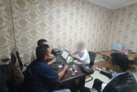 Mantan penjabat Wali Kota Tanjungpinang Hasan, saat berada di ruang penyidik didampingi pengacaranya, Jumat (7/6/2024). Matapedia6.com/ Dok Polres Bintan