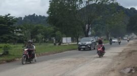 Kondisi jalan R Suprapto tepatnya di seberang perumahan Buana Central Park Batuaji Kota Batam, Senin (10/6/2024). Matapedia6.com/Luci