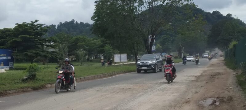 Kondisi jalan R Suprapto tepatnya di seberang perumahan Buana Central Park Batuaji Kota Batam, Senin (10/6/2024). Matapedia6.com/Luci