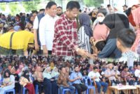 Rudi bersama warga Tanjungpinang, Minggu (9/6/2024). Foto:Istimewa