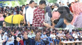 Rudi bersama warga Tanjungpinang, Minggu (9/6/2024). Foto:Istimewa