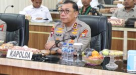 Kapolda Kepri Irjen Pol Yan Fitri Halimansyah saat mengikuti dialog penguatan internal Polri dengan tema internalisasi wawasan kebangsaan dalam rangka tranformasi Polri Presisi Menyongsong Indonesia Emas, yang diikuti oleh seluruh jajaran Polda dan Polres seluruh indonesia, Senin (10/6/2024). Matapedia6.com/Dok Humas Polda