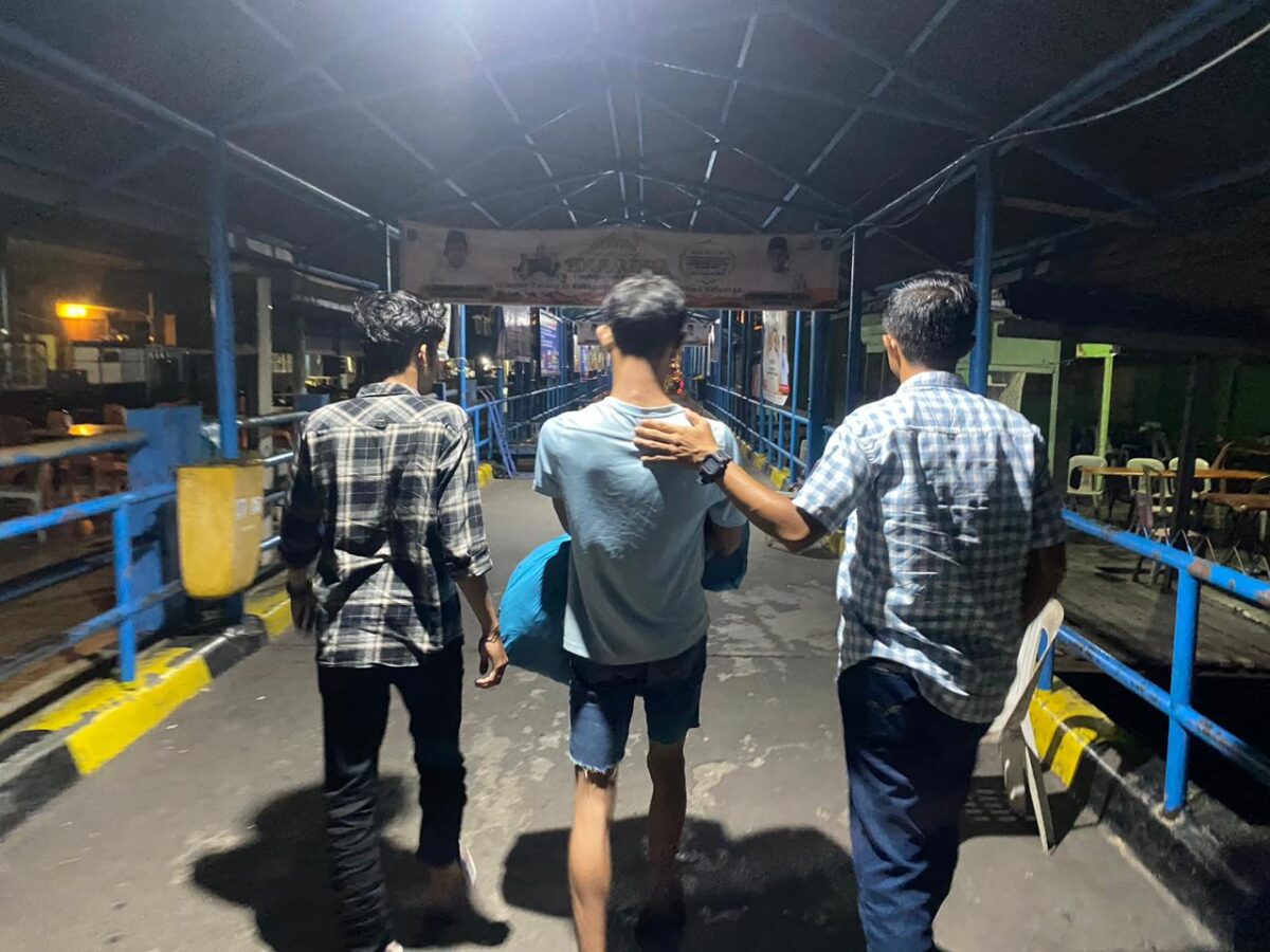 Pelaku saat digiring anggota reskrim Polres Bintan di pelabuhan Punggur sebelum menyeberang ke Bintan, Senin (10/6/2024). Matapedia6.com/Dok Polres Bintan