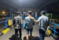 Pelaku saat digiring anggota reskrim Polres Bintan di pelabuhan Punggur sebelum menyeberang ke Bintan, Senin (10/6/2024). Matapedia6.com/Dok Polres Bintan