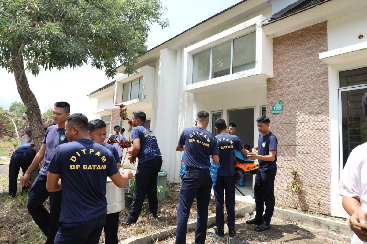 Petugas tengah bantu warga untuk pindahin barang ke rumah baru Rempang. Foto:Ist