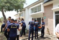 Petugas tengah bantu warga untuk pindahin barang ke rumah baru Rempang. Foto:Ist