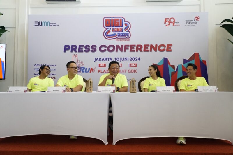 Direktur Utama Telkom Indonesia, Ririek Adriansyah (tengah), SVP Corporate Communication & Investor Relation Telkom, Ahmad Reza (kedua dari kiri), Brand Ambassador Digiland Run 2024, Daniel Mananta (paling kanan) dan Melanie Putria (kedua dari kanan), serta Director D&D Sport, Dardityo Santoso (paling kiri) saat acara press conference Digiland Run 2024 di Jakarta, Senin (10/6). Foto:Telkom
