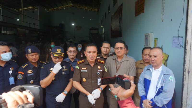 Kejaksaan Negeri Batam musnahkan ribuan jenis barang bukti yang yang kasusnya sudah inkrah di Desa Air Cargo, Selasa (11/6/2024). Matapedia6.com/Dok Kejaksaan