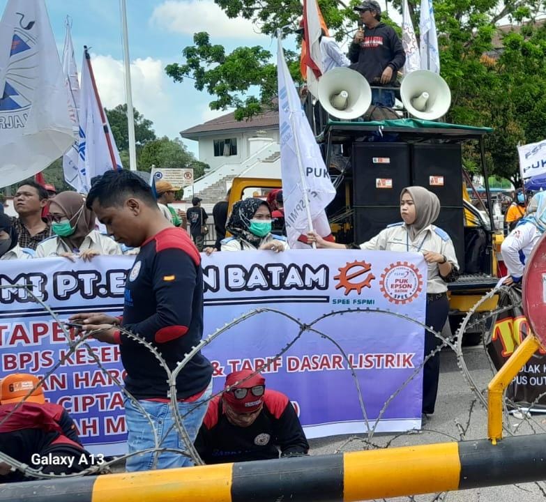 Ribuan buruh yang tergabung dari berbagai Serikat pekerja di Kota Batam gelar aku unjukrasa penolakan terhadap Tapera yang dirasakan sangat memberatkan pekerja dan pemberi kerja, unjukrasa dipusatkan di Depan Kantor Wali Kota Batam, Rabu (12/6/2024). Matapedia6.com/ Rega