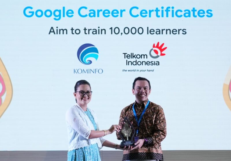 Direktur Digital Business Telkom Fajrin Rasyid (kanan) menerima cindera mata dari Direktur Hubungan Pemerintahan dan Kebijakan Publik Google Indonesia Putri Alam di Jakarta beberapa waktu lalu. Foto:Telkom